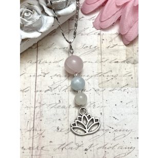   NŐI ENERGIÁKAT HARMONIZÁLÓ ÉS SEGÍTŐ rózsakvarc, akvamarin és holdkő ásványmedál lótusz függővel (lánccal is kérheted)
