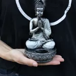 NAMASTÉ Buddha mécsestartó szobor 17 cm - szürke/ezüst