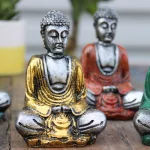 Meditáló Buddha szobor - kicsi méret, több színben