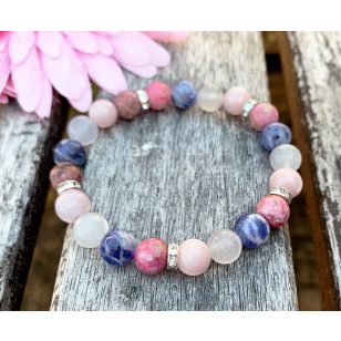   PERFECT DAY szodalit, tejkvarc, pink crazy achát és világos rózsaszín jáde karkötő 